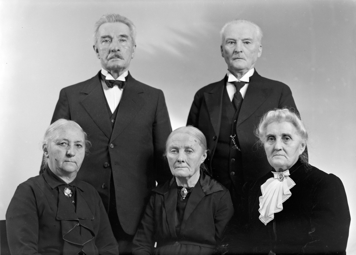 Hamar, familiefoto, bak fra venstre: kjøpmann Even Godager (1859-1942), Jens Godager (1860-1951). Foran fra venstre: Thora Julie Godager født Ebro (1872-), Marthe Godager (19.01.1855-20.12.1946) på Norstad i Ottestad, gårdeier og forretningskvinne Pernille Godager (1856-1948). (Thora gift med Even Godager) ellers 4 søsken på foto,