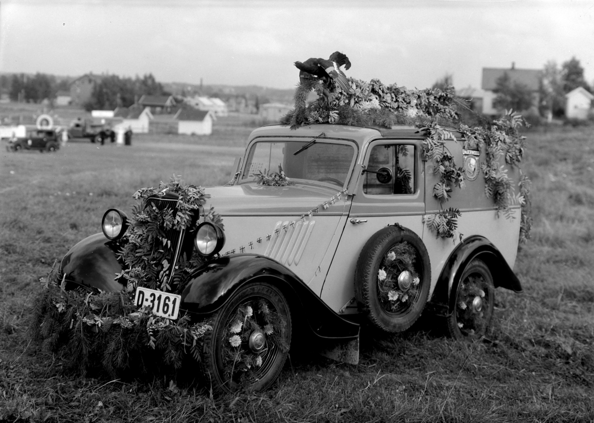 Hamar, Hamardagen 1939, bil med reklame for A. Blystad, logo: Underwood skrivemaskin; pyntet med blomster, dagen var en todagers fest som samlet 50 000 mennesker, bilkortesje som representerte distriktets handel, håndverk og industri, Underwood varebil med registreringsnummer D-3161 en Engelsk Ford Junior (modell Y) 1934-37 modell