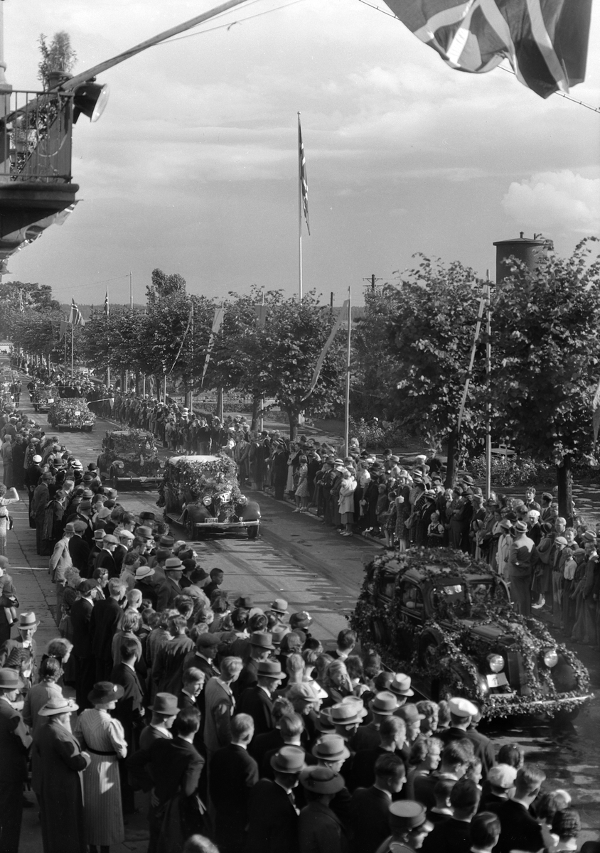 Hamardagen 1939, opptog i Strandgata, Lastebilkortesjen fra Utstillingsplassen til Stortorget, dagen var en todagers fest som samlet 50 000 mennesker, bilkortesje som representerte distriktets handel, håndverk og industri, publikum på fortauet,