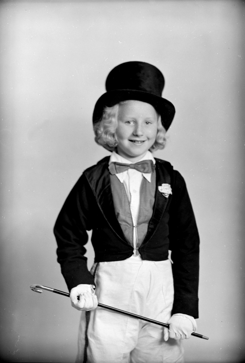 NORD KARIN, PORTR. , HALVFIG. , JENTE M/DRILLSTAV