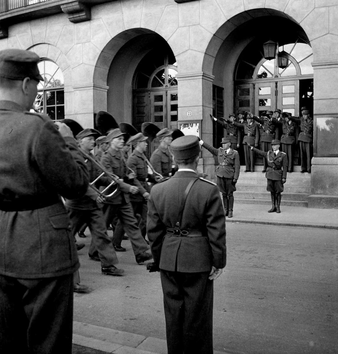 Hedmark Arbeidsfylkings idrettsstevne på Hamar. 27-28 juni 1942. Dette var en organisasjon som prøvde å mobilisere ungdom til å gjøre samfunnsnyttig arbeid. Organisasjonen kom under stor innflytelse fra Nasjonal Samling, NS. Her marsjerer de gjennom Strandgata og forbi Festiviteten på vei til Idrettsplassen. 
Se NO-09172-01 til NO-09172-13. 
