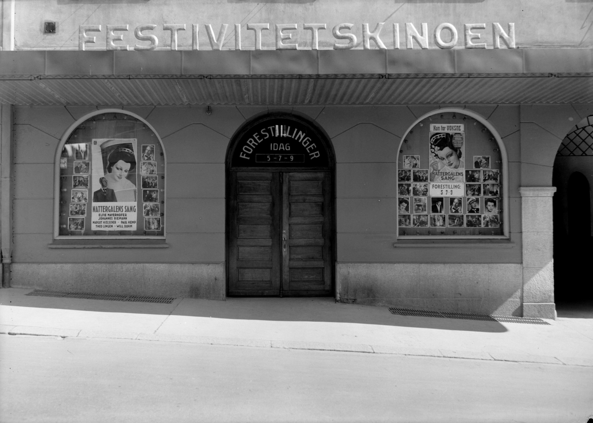 Festiviteten Kino, drevet av Hamar kommune, med inngangsparti i Vangsvegen. Her med reklame for den tyske filmen "Nattergalens sang". 
Under krigen boikottet de fleste tyske filmer, men det var full sal når det ble vist norske eller svenske filmer.