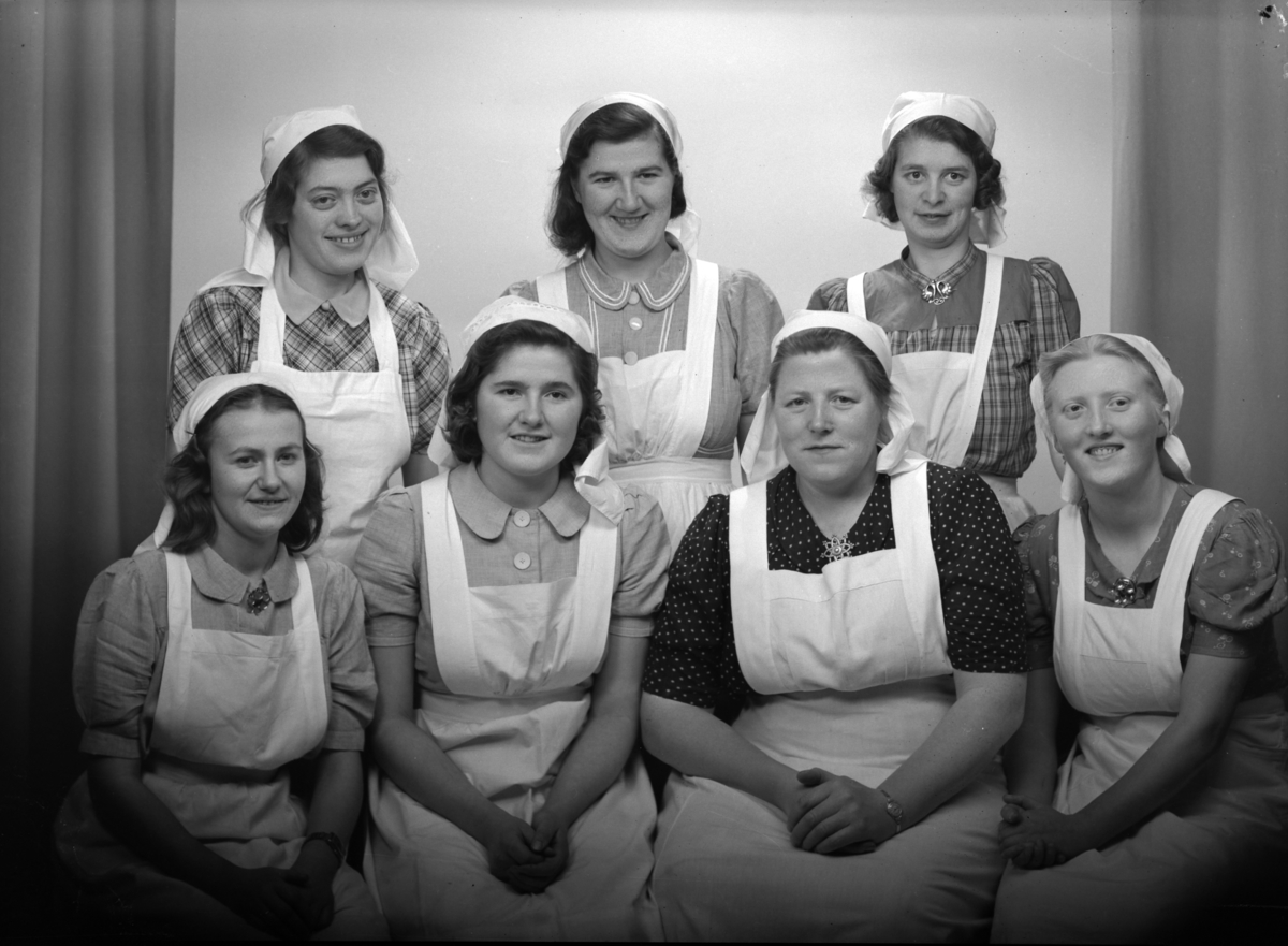 Hamar, Storhamargata 74, Døves Vel, yrkesskole for døve fra 1928 til 1970, gruppe elever og lærere i 1944, Nr. to fra høyre er bestyrerinne Sigrid Røssum. Røssum ble ansatt i 1937 og arbeidet her i over 30 år,