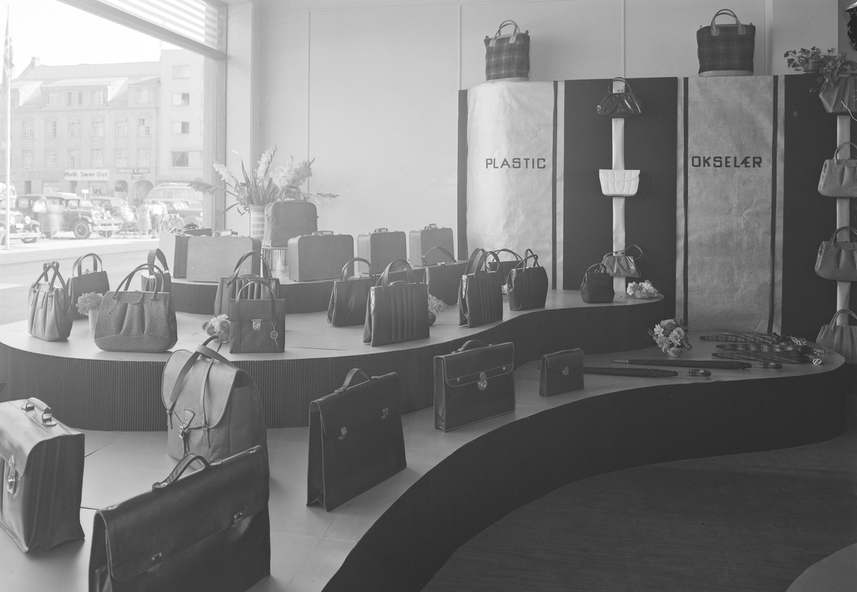 Per Bakke. Spesialforretning i reiseeffekter i Torggata 36, Hamar. Interiør. Vesker utstilt i butikken. Utstillingsvindu, vesker i plastic og okselær. 