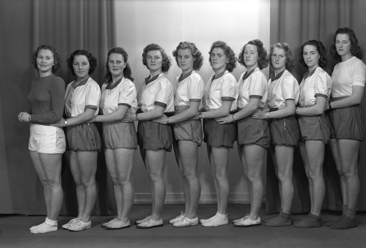 Hamar, Hamkam, Hamarkameratenes damelag i håndball, kretsmestre 1947, foran fra venstre: Nora Sigstad, Anna Jacobsen, Inger Stensrud. bak fra venstre: Karen Winqiust, Ruth Olsen, Gerd Tangen, Lillian Grønstad, Asta Gulbrandsen, Margrethe Finstad, Else Brovold,