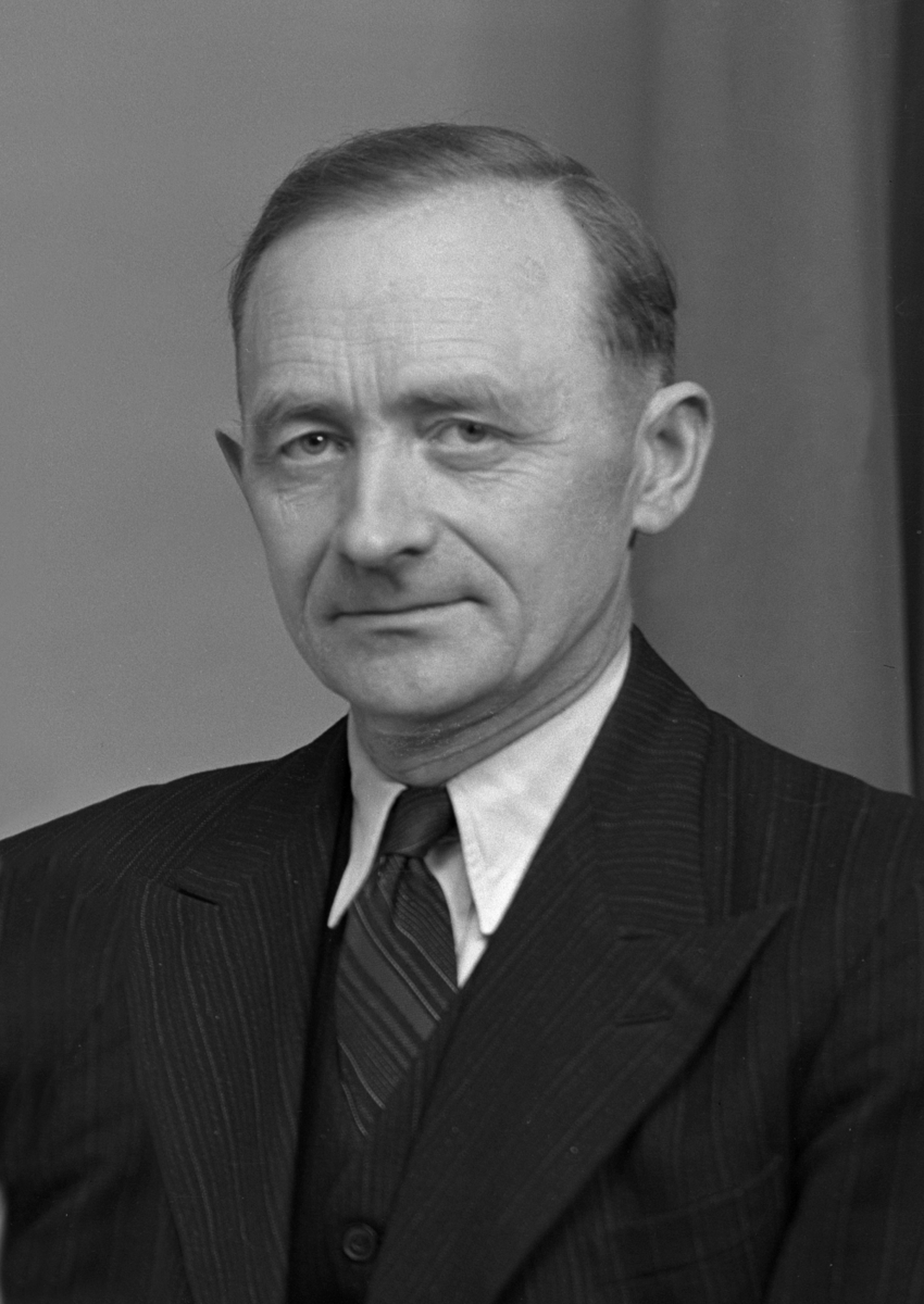Karsten Fullu, 1894-1987, skolesjef i Furnes kommune og skole og sosialrådmann i den nye storkommunen Ringsaker