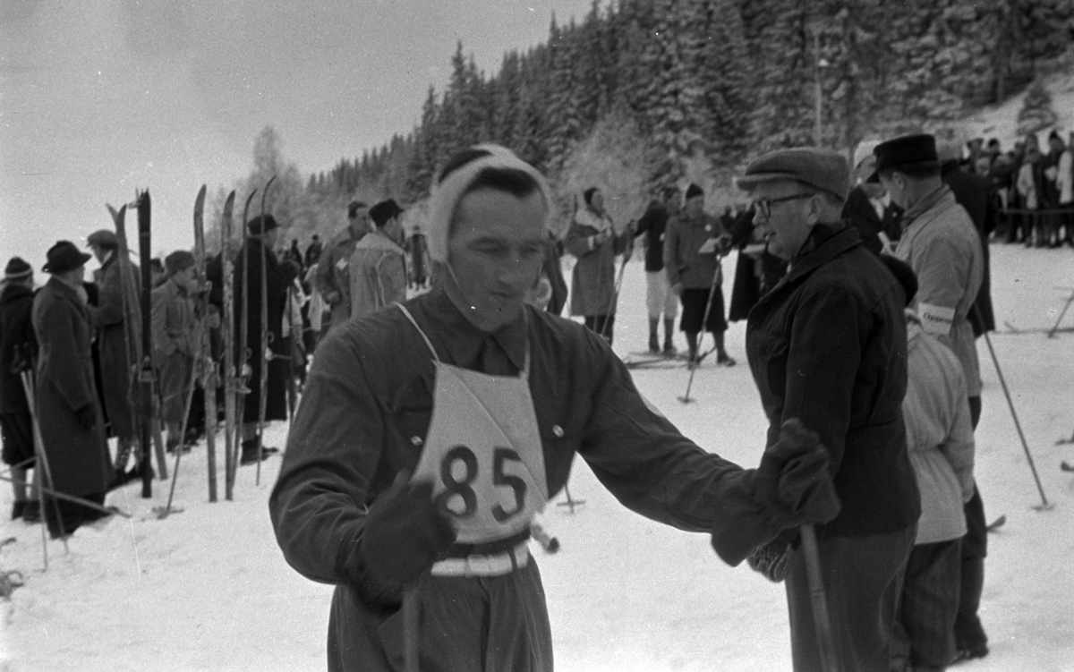 NM. Norgesmesterskap på ski, langrenn på Høsbjør i Furnes 1949. Skisport. Vinteridrett. Ukjent langrennsløper