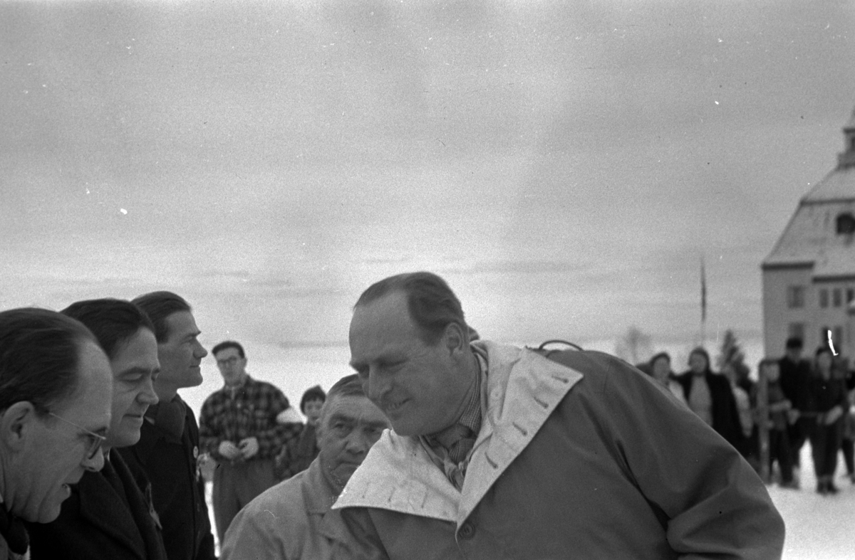 NM. Norgesmesterskap på ski, langrenn på Høsbjør i Furnes 1949. Skisport. Vinteridrett. H. K. H. kronprins Olav hilser på representant fra arrangøren. 