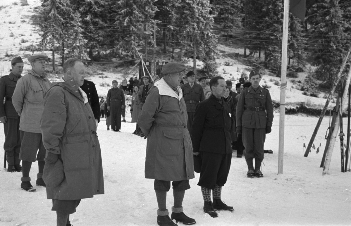 NM. Norgesmesterskap på ski, langrenn på Høsbjør i Furnes 1949. Skisport. Vinteridrett. H. K. H. kronprins Olav under åpningssermonien på skistadion. 
