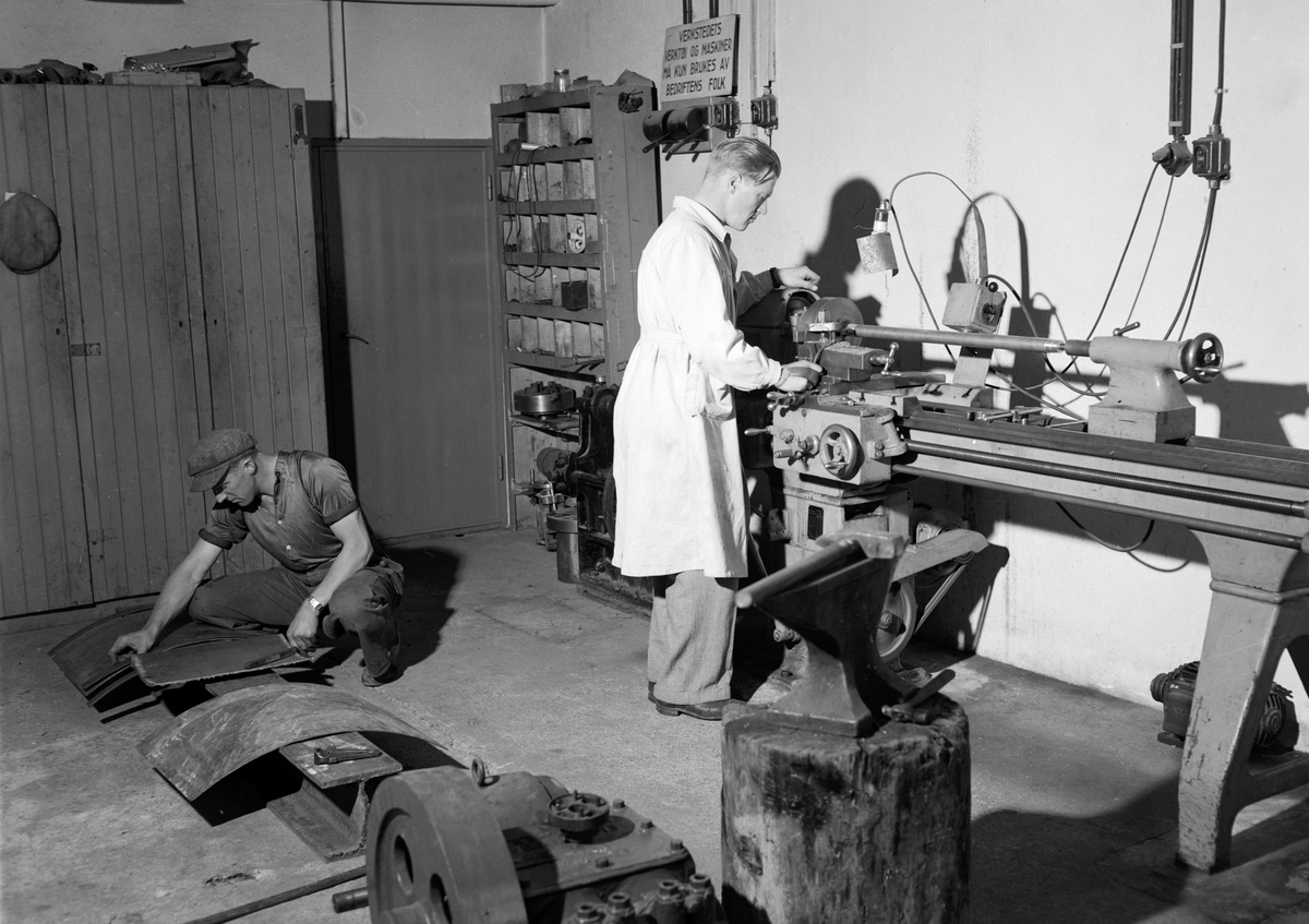 Oplandske Konservesfabrikk i Brumunddal, verkstedet, to ukjente. Foto Normann 27. 07. 1949. 
