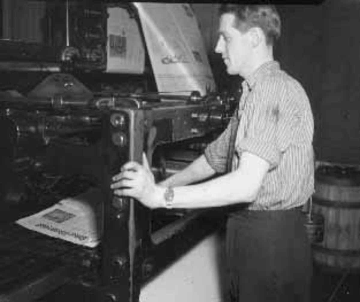 Hamar, Grønnegata 32, Ormsrudgården, Hamar Arbeiderblad, avisproduksjon, trykkeri, falseapparat, hjelpearbeider Thor Helland.