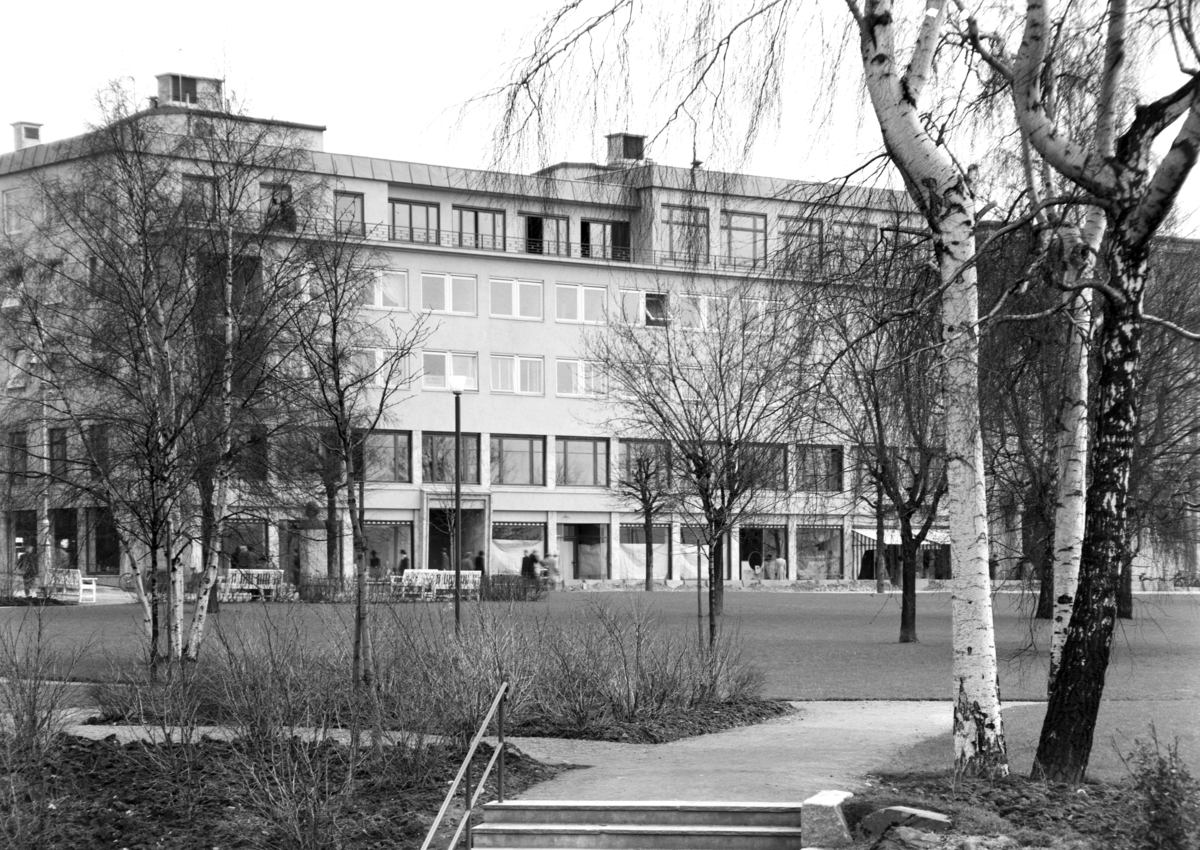 Strandgata 45, Hamar. Handelens hus, eksteriør. Strandgateparken. 