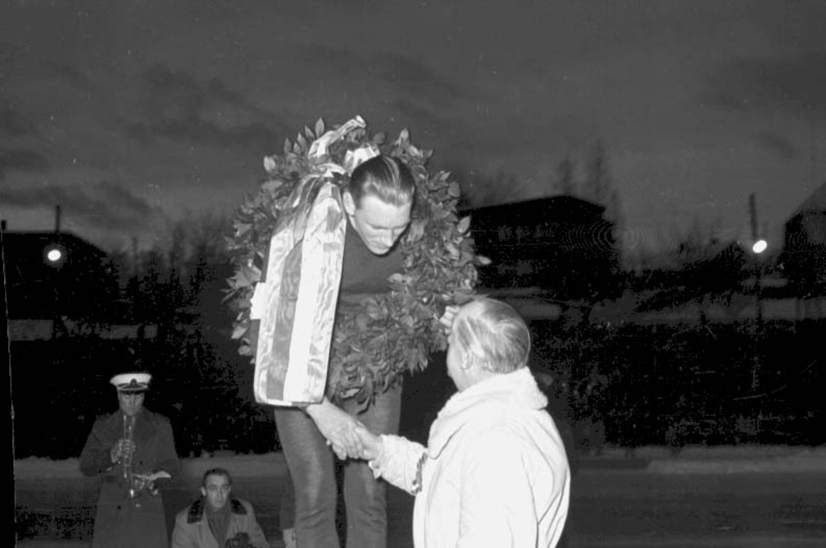 Hamar stadion, skøyteløp, europamesterskap på allround skøyter 1953, EM 1953, europamester Kees Broekman med laurbærkrans gratuleres,