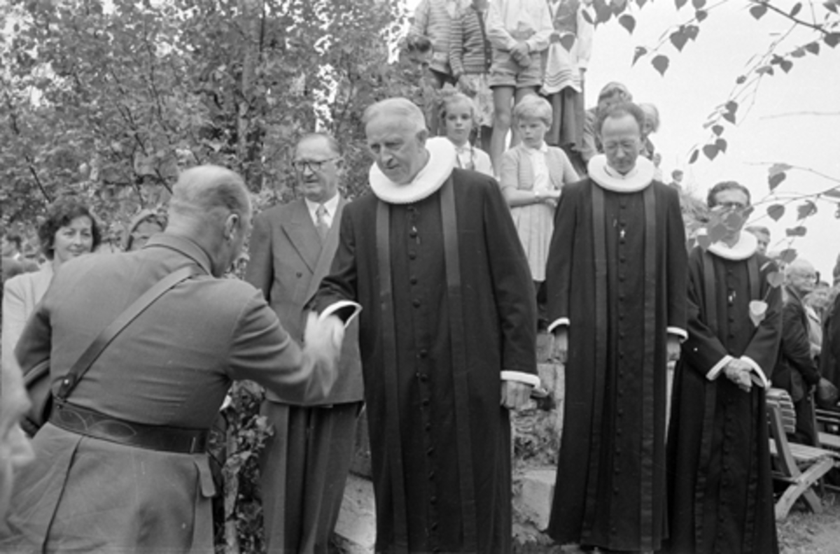Hamar, Domkirkeodden, Domkirkeruinen, Hamardagen 1955, Hamar bispestol 800 år, festgudstjeneste, kronprins Olav hilser på residerende kapellan Kristoffer Haga, 
