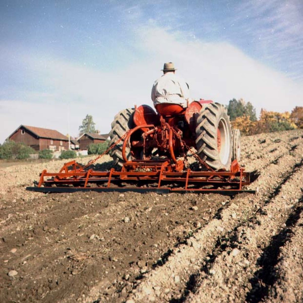 Ringsaker, Furnes, Ivar Olrud, traktor med slodd, landbruksutstyr ...