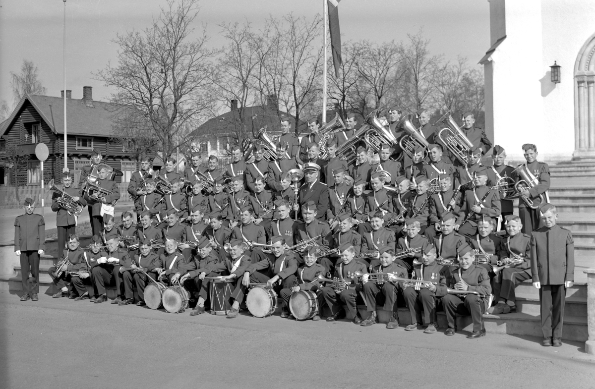 Postkort, Hamar Guttemusikkorps 1. mai 1956. 3 opptak, korpsmusikk, musikkorps foran Hamar domkirke