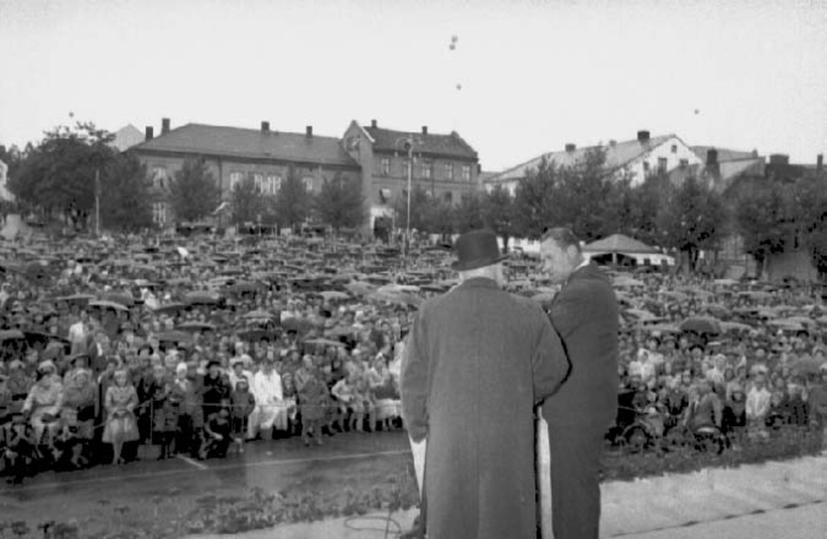 Hamardagen 1956, Stortorget, regnvær, paraplyer.