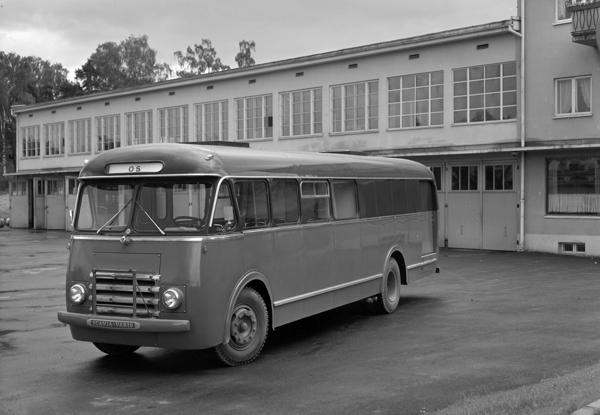 Os kommunale Bilruter, Os i Østerdalen. Buss, rutebil, fotografert utenfor bussgarasjene til Hamar og Omland Bilruter i Vangsvegen 91 i Hamar. Foto for Rutebileiernes standardiseringsutvalg. Scania-Vabis, senere reg.nr. D-25775,kombinertbuss, 16 sitteplasser, karrosseriet bygd ved Fjeldhus Bruk i  Oslo. Lakkert i mørk rød og blå.