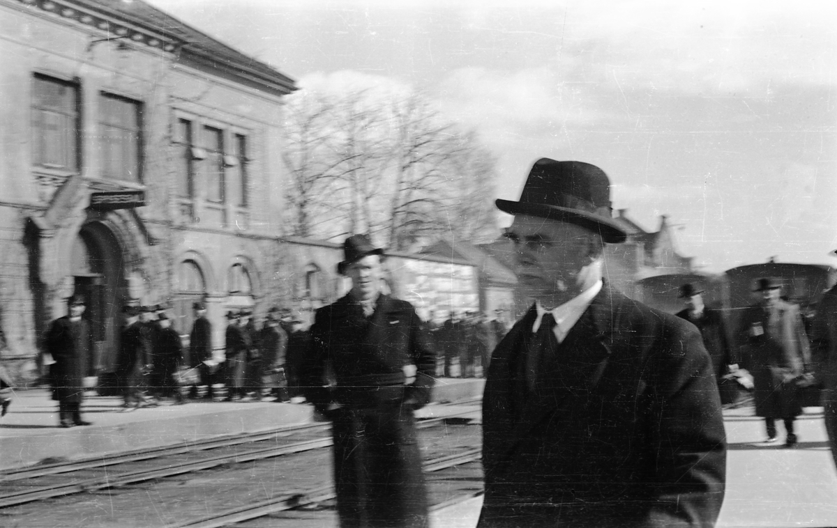 Hamar stasjon, 9. april 1940. Kongefamilien og regjeringen ankommer jernbanestasjonen, utenriksminister Halvdan Koht,