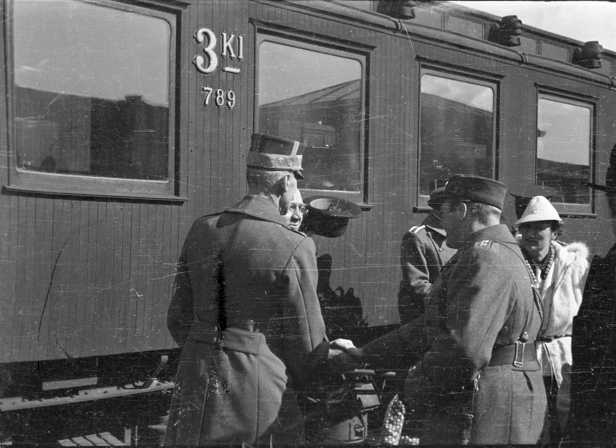 Hamar stasjon, 9. april 1940. Kongefamilien og regjeringen ankommer jernbanestasjonen, Kong Haakon VII og kronprins Olav hilser på statsminister Johan Nygaardsvold, til høyre Kronprinsesse Märtha.