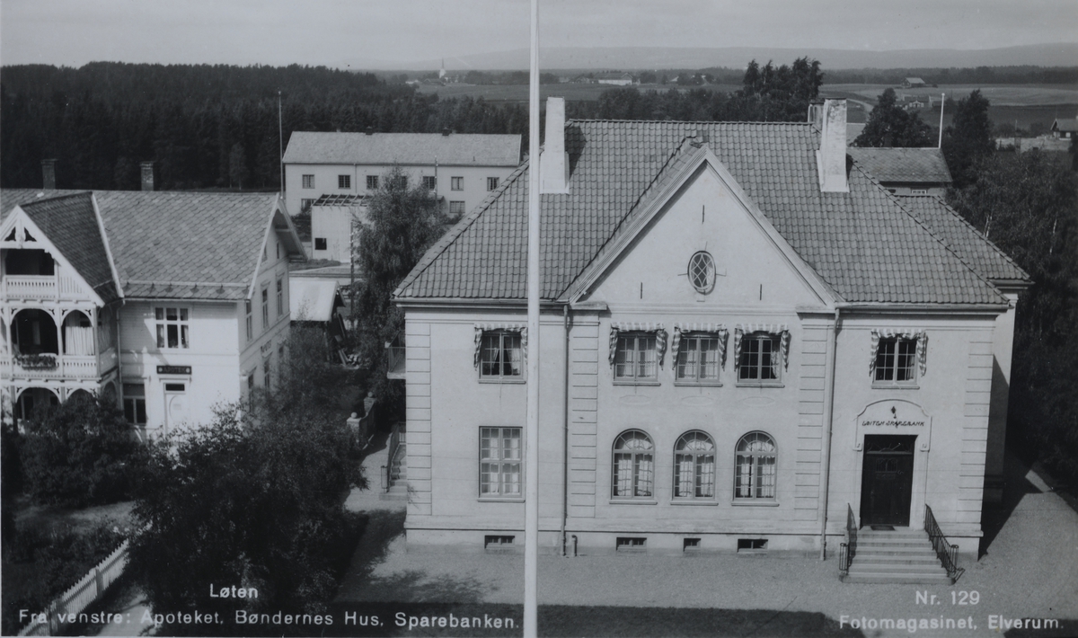 Parti fra Løten, fra venstre, Apoteket, bak er Bøndernes hus, og Sparebanken. 
