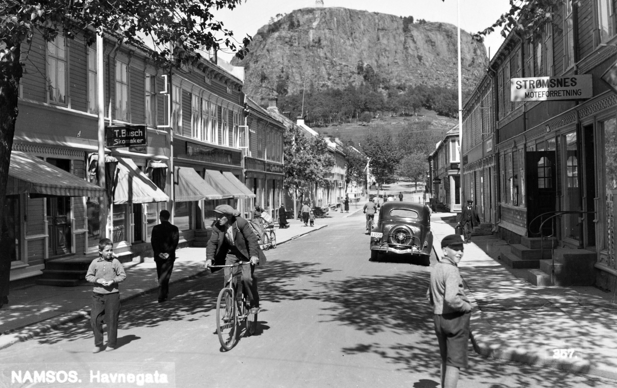 Namsos. Havnegata. Strømsnes Moteforretning, Skomaker T. Busch. 
