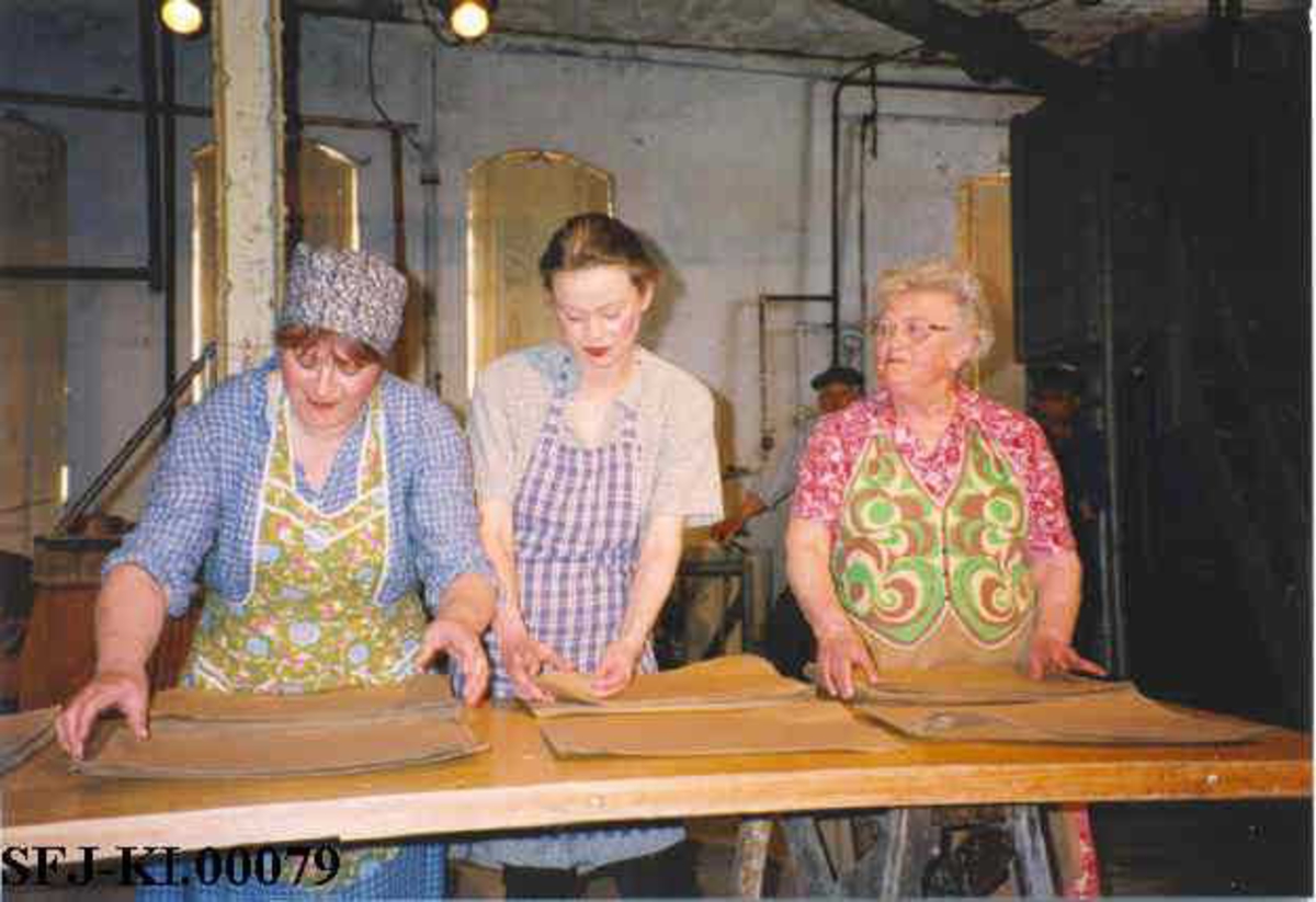 Fra hollenderiet på Klevfos. Tre «papirhøner» fra forestillingen «Arbesdaer» i 1995. Fra venstre Aud Rønning, Ellen Mads-Pedersen og Hjørdis Hansen. Står å teller ark. 

Det historiske syngespillet «Arbesdaer» ble første gang vist da museet feiret 100-årsjubileet for Klevfos Cellulose- & Papirfabrik i 1988.  Tekstene og melodiene er skrevet av Tor Karseth, inspirert av Klevfos-veteranter han kom i kontakt med da han kom til museet som sivilarbeider.  Forestillingen har seinere vært oppført hvert år, ofte med en førsteforestilling som har markert at museet åpner for sommersesongen 1. mai. Dette fotografiet ble tatt under en slik forestilling i 1995. Løten. Ådalsbruk.