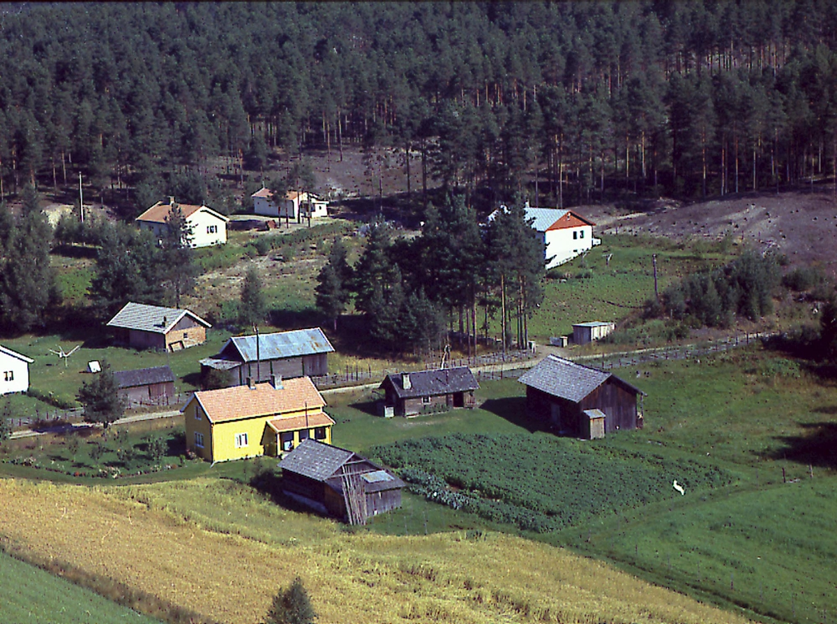 Nordhagen (Gnr 40/8) i heradsbygda. Lykkjegutua 5. Tepstuen (Gnr 60/6) skimtes i venstre bildekant. Heimly (Gnr 68/11) lengst bak. Furuli (Gnr 63/60) til høyre bak (brun gavl).
