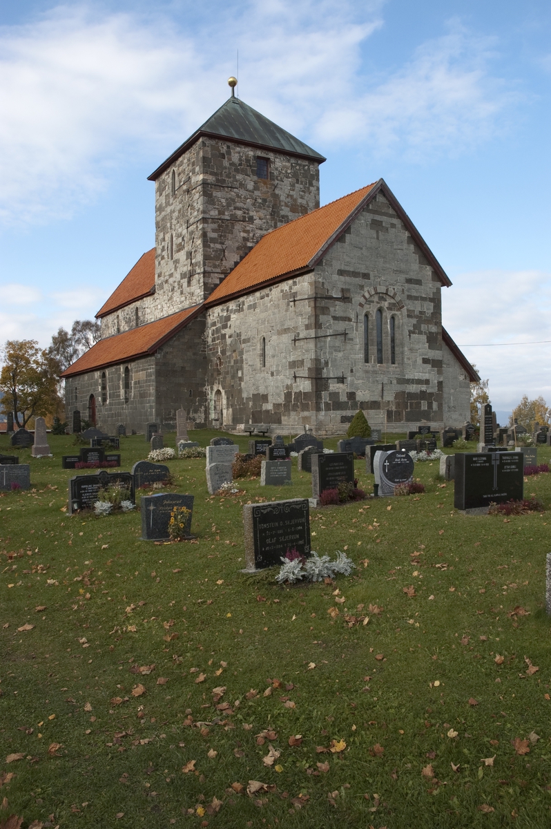 "Nikolaikirken på Gran, Hadeland. Sett mot nordvest. Se ""Hamar Bispestol 850 år"" s. 61. "