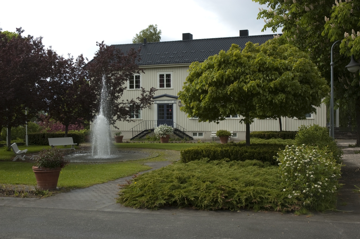 "Statens gartner og blomsterdekoratørskole på Vea, Ringsaker. Se ""Ringsakboka VI"", 2006, Ola Alsvik, s. 137. "