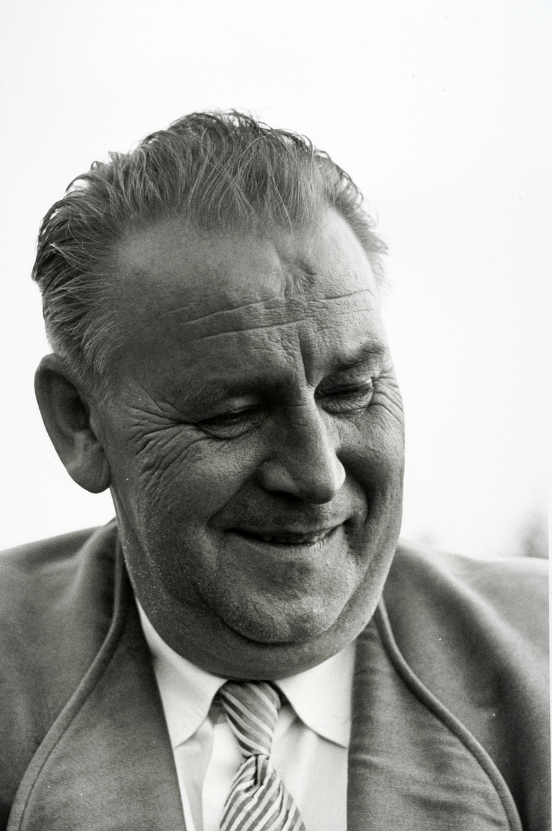 Ringsaker, Rudshøgda, Prøysenstua ved Præstvægen, portrett av forfatter Alf Prøysen, fotografert av Johan Brun, som sto på trykk i Dagbladet lørdag 2. september 1961,   