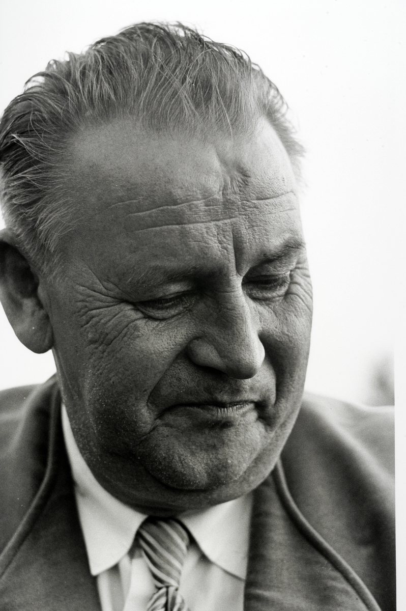 Ringsaker, Rudshøgda, Prøysenstua ved Præstvægen, portrett av forfatter Alf Prøysen, fotografert av Johan Brun, som sto på trykk i Dagbladet lørdag 2. september 1961,   