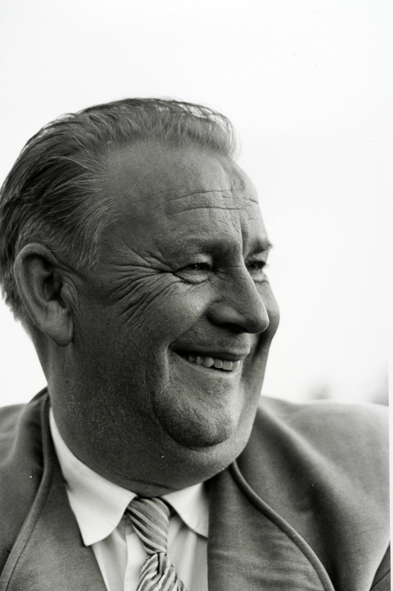 Ringsaker, Rudshøgda, Prøysenstua ved Præstvægen, portrett av forfatter Alf Prøysen, fotografert av Johan Brun, som sto på trykk i Dagbladet lørdag 2. september 1961,   