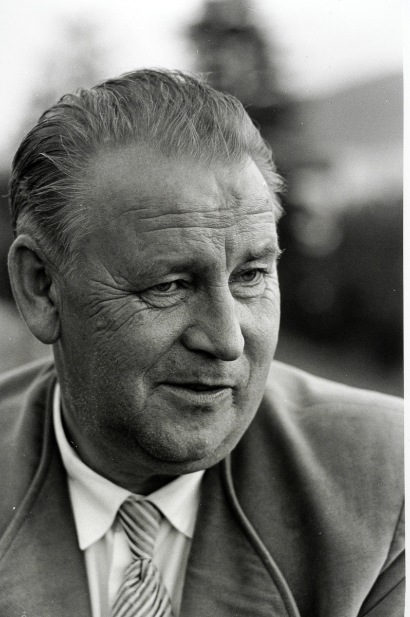 Ringsaker, Rudshøgda, Prøysenstua ved Præstvægen, portrett av forfatter Alf Prøysen, fotografert av Johan Brun, som sto på trykk i Dagbladet lørdag 2. september 1961,   