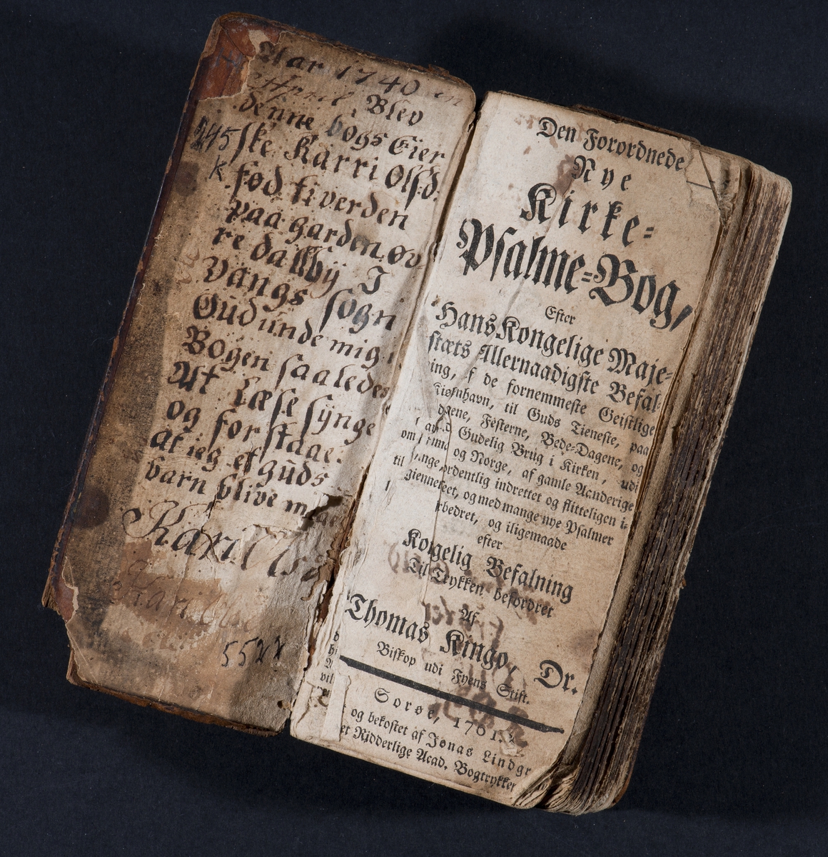 Thomas Kingos salmebok fra 1761. Eid av Kari Olsdatter fra Vang. Håndskrift på innsiden av bok omslaget. oppslags siden. Tittelsiden.  HH-5522