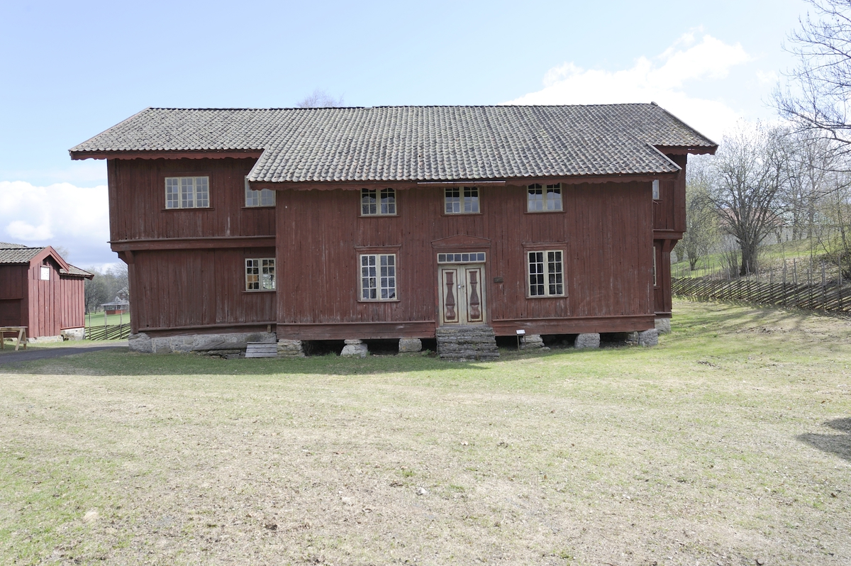 Bygning i to etasjer med loft og svalgang. Den har utvendig panel malt med rød komposisjonsmaling. Utkragende overetasje. Saltak med teglstein. Bygningen har kjeller med hvelv under den nordre delen, oppført av stein fra den opprinnelige kjelleren. Inngangen er i svalgangen. her er det en tofløyet fyllingsdør i barokk stil. 
Trapp mellom første og annen etasje er i svalgangen. Det er også trapp fra stue ned til kjeller. I første etasje er det stue, kjøkken og kammers. I andre etasje er det en midtgang med inngang fra svalgangen og dører fra denne til en stor sal over stua og til to soverom. Fra midtgangen er det trapp til loft. Innenfor salen, på østsiden, er det et kott, adskilt fra denne med en panelt lettvegg. Stue og sal har malte ornamenter på tømmerveggene og i takene. De øvrige rommene har malte paneler. Kjøkkenet har en stor murt peis med bakerovn. De øvrige rommene har jernovner. Bygningen har 23 vinduer inklusive et mindre vindu i hver ende av loftet. Fem av vinduene er i svalen. Det er også et vindusfelt over hovedinngangen. På østveggen nede mot syd er det et vindu som er panelt igjen. 