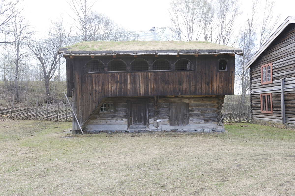 Laftet tømmerbygning med svalgang i andre etasje. Utvendig trapp opp til svalgangen. Husets andre etasje og svalgangen er panelt. På sydsiden er også tømmerveggen nede panelt. Taket er et saltak tekket med torv. Bygningen har fire vinduer i andre etasje. Svalgangen har buede lysåpninger i de tre veggene. Det er to lagerrom i første etasje med separate innganger. I andre etasje er det et stort gjesterom og et kleskammer, begge med separat inngang fra svalgangen. Bygningen har fire labankdører, to nede og to oppe. Både gjesterommet og kleskammeret er panelt innvendig, kleskammeret bare på to vegger. Gjesterommet har himling dekorert med fyllingsornamenter og speilmonogrammer. Veggene er ubehandlet både utvendig og innvendig. Bygningen har i alt fem vinduer, et lite nede i det østre lagerrommet og fire oppe, tre i gjesterommet og et i kleskammeret. På gavlveggen mot vest finnes også en avlang loftsglugge med glass. 