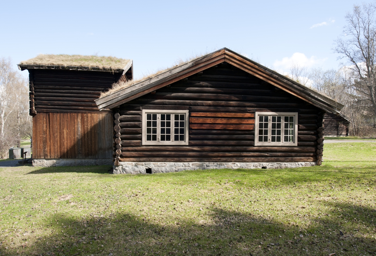 Barfrøstua er laftet, både selve stuebygningen og øverste del av barfrøet. Nedre del av barfrøet er reisverk med panel. Dette rommet tjener som forstue og herfra er det trapp opp til selve barfrøet. Svestadstua har et spesielt stort stuerom. Det er åpent helt opp til mønsåsen og har fire store vinduer. Det er spor som tyder på at vinduene opprinnelig har vært mindre. To dører fører inn til koven. dette viser at det opprinnelig har vært to kover som er slått sammen til et stort rom. Både stua og koven har malte paneler. Koven har panelt og malt himling. Koven har to stor vinduer. Barfrøet har et stort vndu over inngangen. Veggfast inventar i stua er opprinnelig. I stua er det murt peis. 
Bygningen og barfrøet har saltak med torv. 
Bygningen leies ut til selskaper og er utstyrt med et enkelt kjøkken i koven. Den brukes også i noen grad til møter og undervisning. 