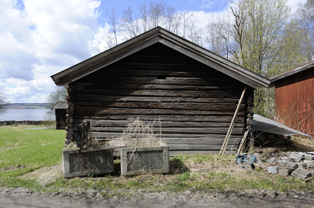 Badstua fra Norderhov er laftet i to etasjer. Taket er ekstra tett og forseigjort, først et solid undertak, deretter torv og til slutt takstein av tegl. De framstikkende stokkene på langveggen danner en skut på gavlsiden. Fra skuten går det ei labankdør inn til fyringsrommet. Over døra inn til fyringsrommet er det nok ei labankdør som fører inn til øvre plan. Her var det tørkegulv for korn og malt. I midten er det en åpning ned til fyrrommet. Adkomsten til dette rommet skjer ved en stige i skuten opp til en platting forran tørkkerommet. Bygningen står på syllsteiner. 
