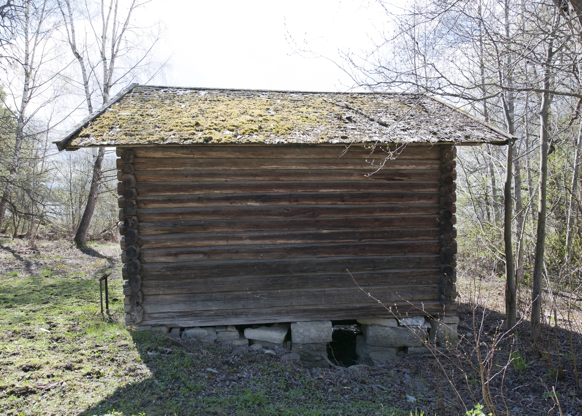 Huset er laftet. Det har saltak med flis. Bygningen består av et rom med dør på gavlveggen. Opplegget for kvernsteinene er plassert på bakveggen. Kvernkallen er bygget inn i en lagget sylinder uten bunn. I hjørnet ved siden av selve kverna er det murt opp en ovn med tørkepanne for kornet. Kverna er fundamentert på oppmurte steinblokker i hjørnene. Bygningen har to glugger, en på nordsiden og en på vestsiden. 
