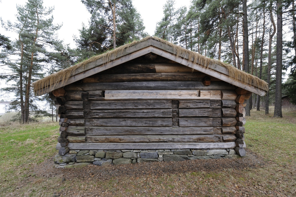 Bygningen er oppført av laftet tømmer, som viler på syllsteiner. mellom syllsteinene er det lagt opp stein i tørrmur. Stua er godt håndverksmessig utført og viser solid tømmermannsarbeid. Bygningen er i en etasje og har den tradisjonelle akershusiske stueplan med et stort stuerom med inngang rett inn i stua og en mindre kove. Rett overfor inngangen er det ildsted oppmurt med leire som bindemiddel. Stua har saltak med never og torv. Bygningen har tre vinduer. Vinduene i stuerommet har opprinnelig vært mindre, mens koven har bevart den gamle vindusstørrelsen. Alle vinduene har glass i blyinnfatning. 
Spor i gavlveggen mot øst viser at stua på et tidspunkt har hatt et lite tilbygg. 