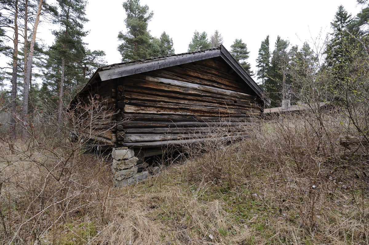 Fjøset er tømret i to stokkers lengde. Det har to rom med dør imellom. Langveggen mot tunet har to inngangsdører, labankdører. Møkkgluggene er plassert på den motsatte langveggen. Fjøset har saltak med flis. Det hviler på syllsteiner. 