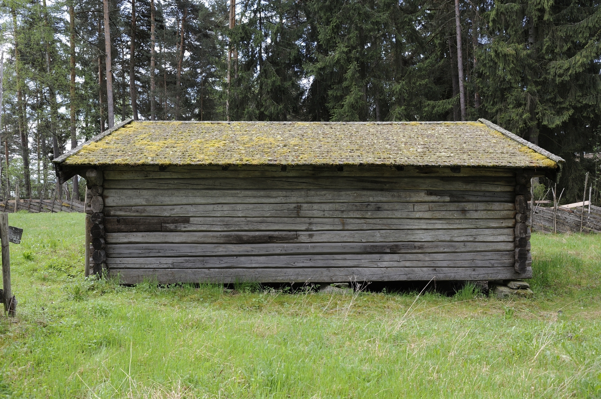 Ånestadfjøset er oppført av laftet tømmer, en stokk i bredde og lengde. Det har saltak og flistekking. Det står på syllsteiner. 
Fjøset har bare et rom med inngang med labankdør fra sydgavlen. Det har båser med skråskille for 12 kuer. Møkkaglugga er på motsatt gavlvegg av inngangen. 