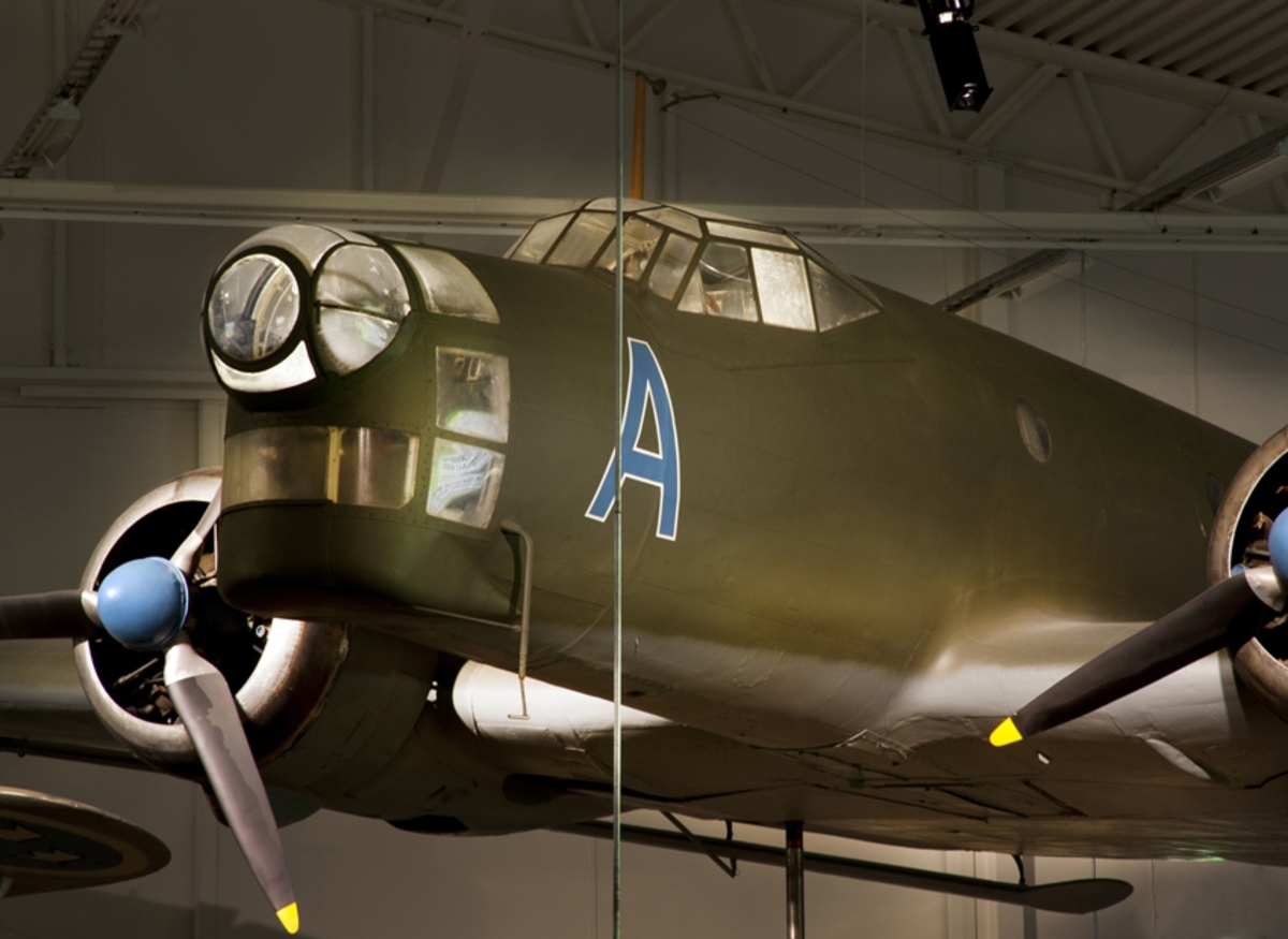 Bombflygplan, B 3C-2
Junkers Ju 86K, B 3C-2.

Fyrsitsigt monoplan med två niocylindriga SFA My XXIV motorer. 
Märkning: Blå A på framkropp och fenor, flottiljnummer 21 och kronmärke på bakkroppen.