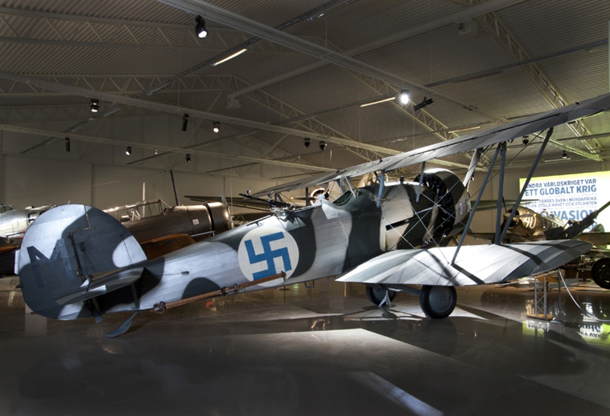 Bombflygplan B 4A
Hawker Hart.

Tvåsitsigt biplan försett med en niocylindrig NOHAB Mercury VIIA stjärnmotor. 
Flyglanet är målat och märkt med blå svastika för att se ut som de B 4:or som deltog i finska vinterkriget. 
Detta exemplar användes inte i Finland.