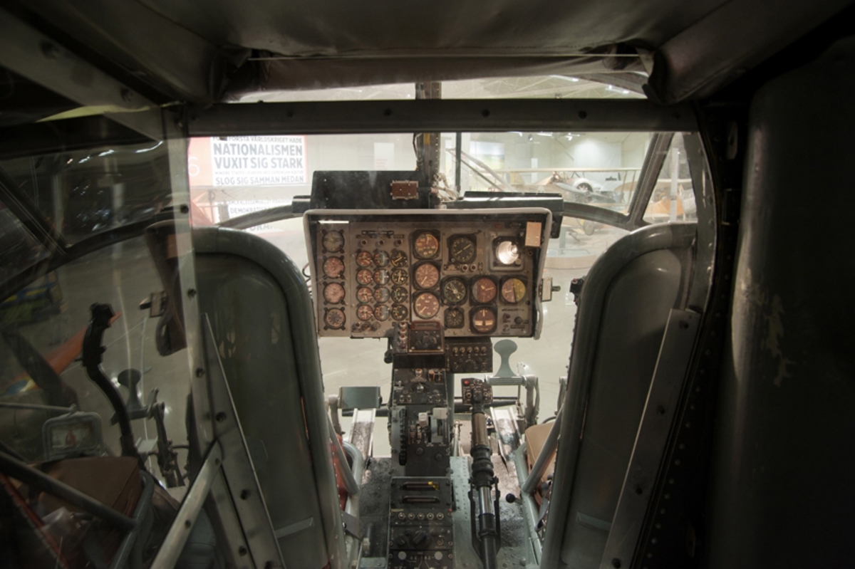 Helikopter, Hkp 1A. 
Vertol 44A

Helikopter med två rotorer. Försedd med kudde i framända samt på sidor bak.
Märkning: Marinens logotyp, ett ankare, och texten MARINEN på sidan. Kronmärke på bakkroppen och kodsiffra 01 på fenan.