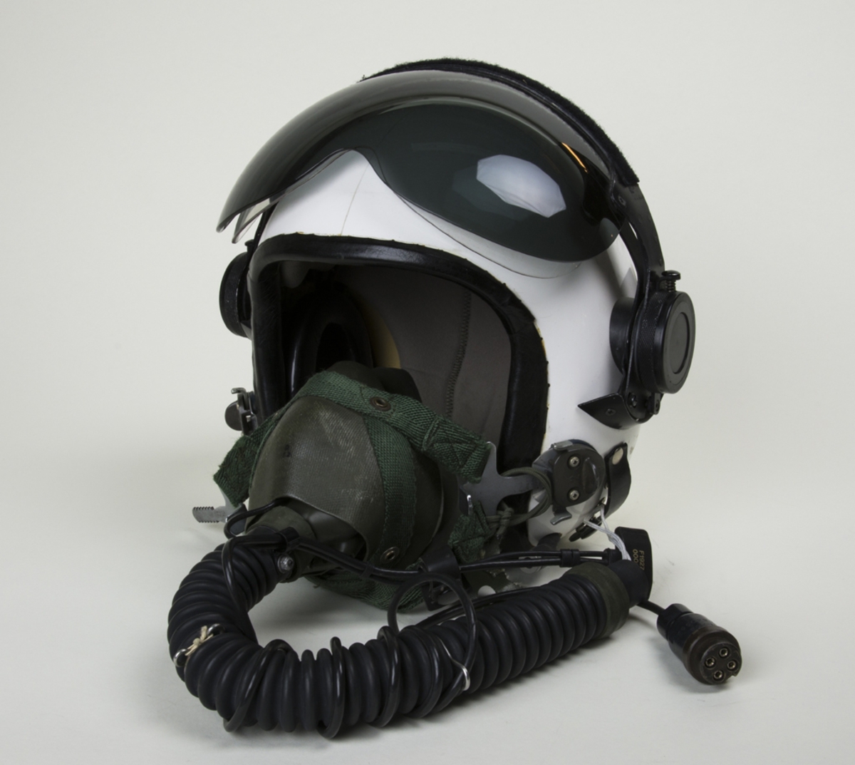 Flyghjälm, 113B, komplett med syrgasmask. Den användes i all typ av svenskt flyg under 1970-80-taletl.