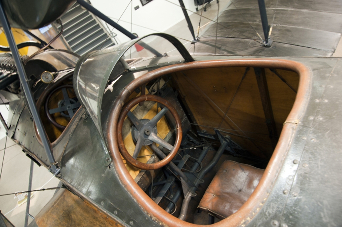 Flygplan, Thulin Typ G.

Tvåsitsigt sjöflygplan försett med sexcylindrig Benzmotor.
Märkning: Siffran 15 på framkroppen, kronmärke på bakkroppen.
Registrerad i marinflyget som nr 15.