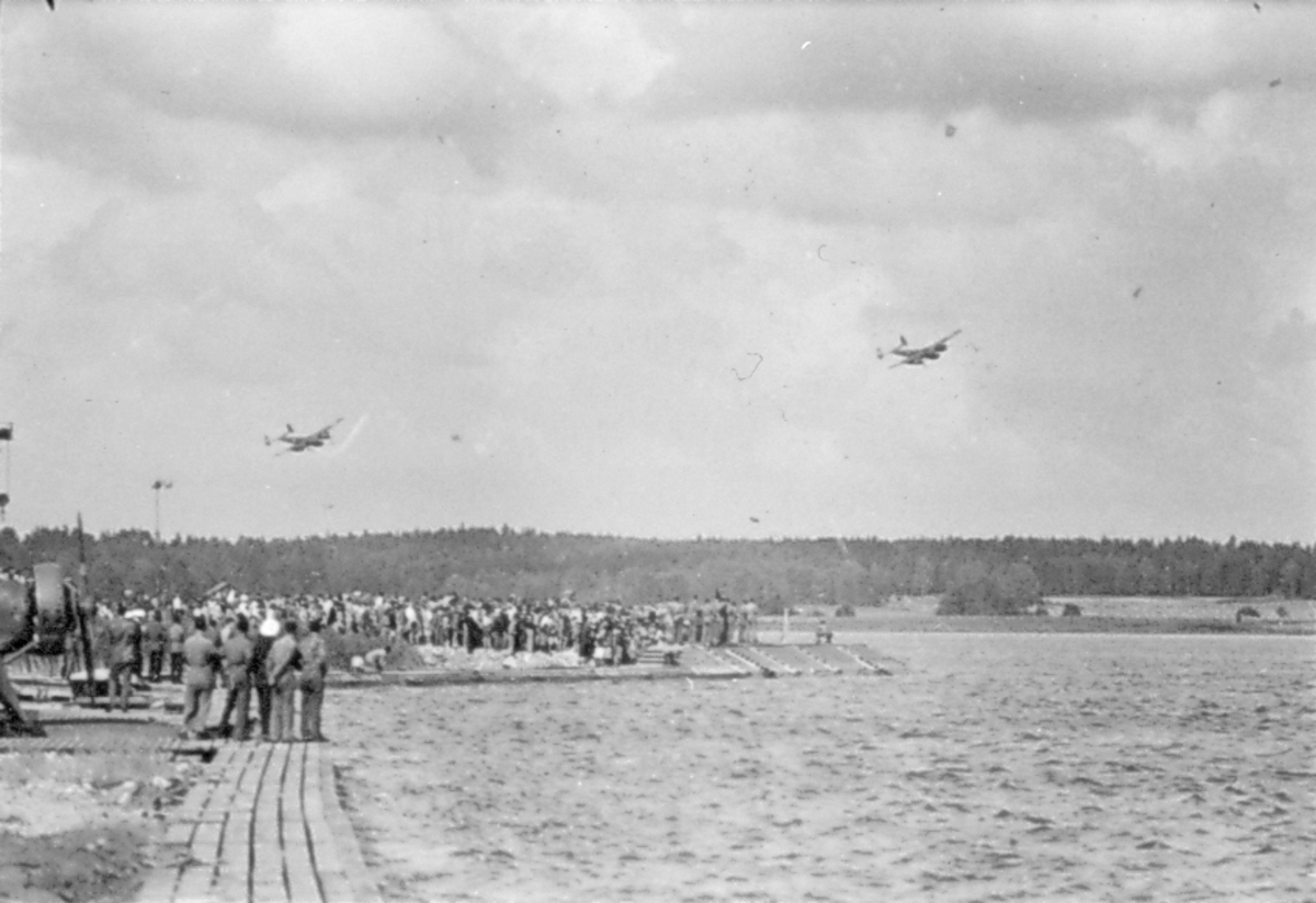 Flyguppvisning med flygplan B 18 under Flygets dag på F 2 Hägernäs 1945.