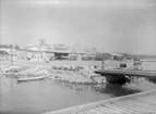 F 2 flottiljområde på Hägernäs 1947.  Översikt av hangarer sett från bryggan in mot land. Ett antal flygplan av typ S 17 står uppställda.